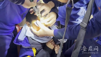 看著都疼!合肥一男孩眼皮被拉鏈緊緊卡住 消防員熱心施救
